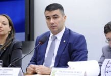 Deputado Luis Miranda chega à CPI com colete à prova de balas