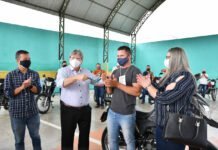 João Azevêdo acompanha entrega de 19 motos para profissionais de Riachão do Poço