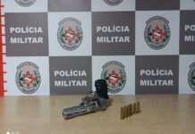 Polícia prende suspeitos de porte ilegal de arma após abordagem a carro que faz transporte por aplicativo
