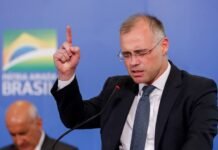 Bolsonaro oficializa indicação de André Mendonça ao STF