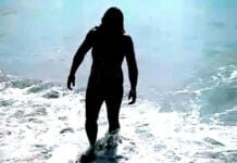 Socioeducanda realiza sonho ao tomar banho no mar da praia pela primeira vez