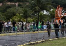 Apoiadores esperam o presidente Jair Bolsonaro em Pernambuco