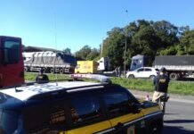 Pelo 2º dia consecutivo, caminhoneiros bloqueiam estradas em vários estados