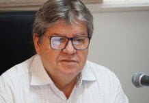 João Azevêdo anuncia antecipação da 1ª parcela do 13º e da folha de maio dos servidores estaduais