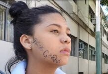 Jovem que teve rosto tatuado à força pelo ex recebe ajuda para retirar tatuagem