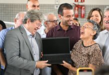 João Azevêdo faz entrega simbólica de 10 mil notebooks para professores e reabre edital contemplando novos docentes