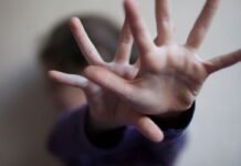 Justiça autoriza que menina impedida de abortar após estupro saia de abrigo e volte para mãe