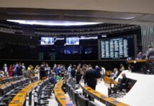 Câmara aprova PL que permite a bancos penhorar casas de famílias inadimplentes