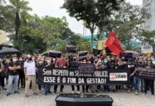 Há mais de um mês em greve e sem respostas, servidores fazem sepultamento simbólico da gestão municipal