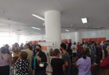 Quadro reduzido de funcionários gera caos no atendimento em agência do Itaú