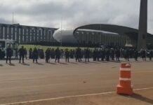 Bolsonaristas são retirados de acampamento no QG do Exército e levados à PF, em Brasília