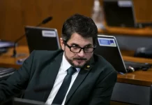 Marcos do Val diz que recebeu proposta golpista de Daniel Silveira, ao lado de Bolsonaro