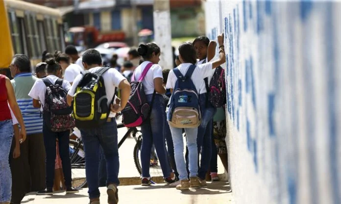 Alunos saindo de escola na Estrutural, no Distrito Federal