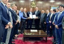 Ao lado de Arthur lira, Aguinaldo Ribeiro participa de entrega da reforma tributária ao Senado