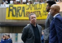 Câmara de SP cassa mandato do vereador Camilo Cristófaro por racismo