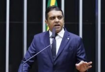 Deputado do PL falta ao enterro do próprio pai para presidir votação contra casamento homoafetivo