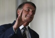 Ministro do TSE condena Bolsonaro à inelegibilidade pela terceira vez