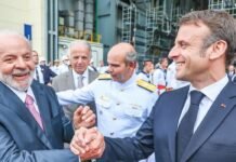 Presidente da França, Emmanuel Macron chega ao Planalto para último dia de agenda no Brasil