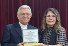 Fabiana Gomes entrega Moções de Aplauso à Diocese de Campina Grande e ao Bispo Dom Dulcenio Fontes de Matos em homenagem ao “Ano Jubilar Diamantico”