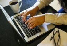 Estudo mostra relação entre dependência da internet e influência suicida