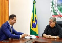 João Azevêdo transmite cargo para vice-governador Lucas Ribeiro