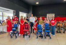 Primeira-dama da Paraíba e vice-governador entregam cadeiras de roda e órteses a crianças do Ipesq, em Campina Grande