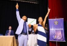 Aninha Cardoso é diplomada em Campina Grande e emociona ao receber diploma junto com o esposo Marinaldo Cardoso