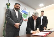 João Azevêdo firma contrato com os Correios para distribuição de medicamentos e insumos nas unidades de Saúde
