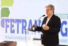 João Azevêdo assina decreto e inclui setor de transporte de cargas no parcelamento do ICMS de dezembro