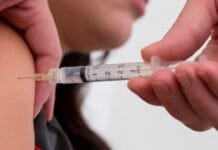 Saúde distribui novas doses da vacina contra a dengue e destaca importância do reforço do esquema vacinal