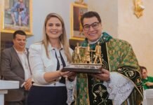 Carol Gomes entrega Título de Cidadania Campinense ao Padre Chrystian Shankar durante abertura do 28° Crescer