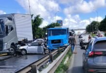 Recém-nascido e mais quatro pessoas são socorridas e permanecem estáveis após carro ter sido prensado por caminhões na BR-101