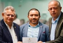 Pimentel Filho, Anderson Pila, e Alexandre do Sindicato protocolam requerimento solicitando a convocação do diretor responsável da Energisa em Campina Grande.