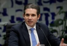 Hugo Motta defende penas menores, mas cita risco de ampliar “crise institucional” com anistia