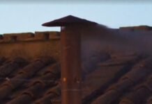 Conclave: fumaça preta sai de chaminé da Capela Sistina, e 1ª votação termina sem escolha de papa