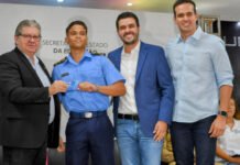 João Azevêdo entrega cartões do Passe Livre Estudantil e destaca importância da ação para combater a evasão escolar