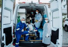 Internada com doença rara no Hospital Metropolitano, jovem é levada para ver o mar em ação de humanização