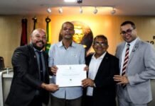 Câmara homenageia vigilante que frustrou ação criminosa em escola de Campina Grande