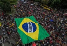 Em defesa da democracia, manifestações deste domingo exibem bandeira gigante do Brasil