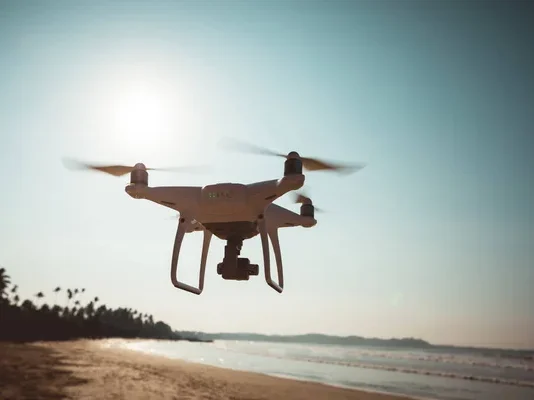 Pilotos de drones devem fazer cadastro até quarta-feira (24) para voos em eventos na orla de João Pessoa