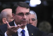 Flávio Bolsonaro confirma ser escolhido pelo pai para ser o candidato do PL à Presidência em 2026
