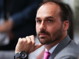 Polícia Federal determina retorno imediato de Eduardo Bolsonaro ao cargo de escrivão