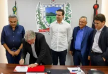 Ao lado de Lucas Ribeiro, João Azevêdo assina portarias para fortalecer setor de laticínio e gerar emprego e renda na Paraíba