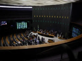 Com reajuste, salário de servidores da câmara pode alcançar R$ 77 MIL