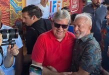 João Azevêdo acompanha Luiz Inácio Lula da Silva no desfile do Galo da Madrugada, no Recife