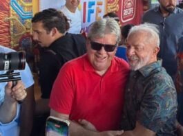 João Azevêdo acompanha Luiz Inácio Lula da Silva no desfile do Galo da Madrugada, no Recife