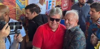 João Azevêdo acompanha Luiz Inácio Lula da Silva no desfile do Galo da Madrugada, no Recife