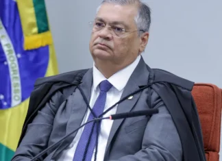 Dino manda suspender pagamento de penduricalhos nos Três Poderes