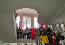 Em CG: servidores da saúde junto ao SINTAB ocupam gabinete do prefeito Bruno por atraso dos salários