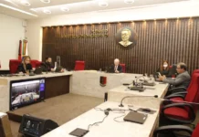 TCE-PB multa prefeito Cícero Lucena e cobra nomeação de concursados após excesso de professores temporários em João Pessoa